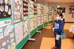 町民芸術文化祭の作品展を見る来場者