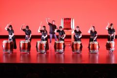 町民芸術文化祭舞台発表で太鼓演奏を披露する出演者