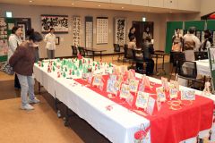 町民芸術文化祭の作品展を見る来場者