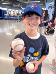 帯広西小4年のクラーク大河さん MLBブルージェイズ戦でプレイヤーエスコートに選出 2