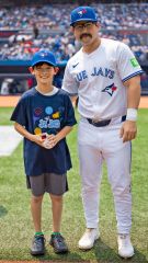 帯広西小４年のクラーク大河さん　ＭＬＢブルージェイズ戦でプレイヤーエスコートに選出