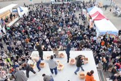 大勢の来場者が参加した町産もち米１０俵を使った餅まき