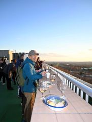 ワイン城屋上から夕日を眺めながら「ロゼロック」などを味わった参加者