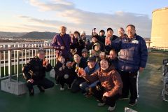 ワイン城屋上から夕日を眺めながら「ロゼロック」などを味わった参加者