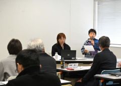 公開プレゼンテーションで新規事業案を発表する藤森さんと貫太さん