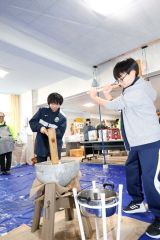 かけ声に合わせ、餅をつく子どもたち（１６日、午前１１時５分ごろ、助川かおる通信員撮影）
