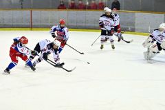 【ＴＯＫＡＣＨＩ帯広レディース―御影グレッズ】第３Ｐ１３分、シュートを打ち込む帯広レディースの（３７）杉江未菜（左）。パックはＧＫの股間を抜いて３―２と勝ち越す