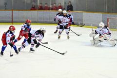 【ＴＯＫＡＣＨＩ帯広レディース―御影グレッズ】第３Ｐ１３分、帯広レディースの（３７）杉江未菜（左）のシュートがＧＫの股間を抜いて３―２と勝ち越す