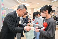 配布された名刺を使って名刺交換する子どもたち