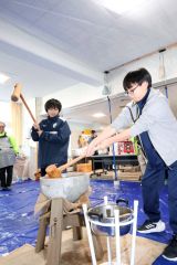 餅つき「よいしょ」　大空学園でイベント