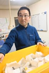 発掘した出土品を大事に保管する森学芸員