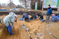 発掘を見守る森学芸員。終盤に入っている落合遺跡がある一角