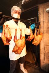 完成した試作のスモークターキー（助川かおる通信員撮影）