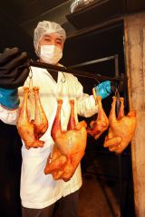 完成した試作のスモークターキー（助川かおる通信員撮影）