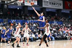 【アイシンウィングス―トヨタ自動車アンテロープス】第2クオーター、アイシンの渡嘉敷来夢がシュートを放つ(15日)