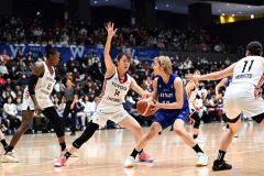 【アイシンウィングス―トヨタ自動車アンテロープス】第1クオーター、アイシンの野口さくら(青色ユニホーム)がゴール下に攻め込みシュートを狙う(15日)