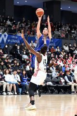 【アイシンウィングス―トヨタ自動車アンテロープス】第2クオーター、アイシンの渡嘉敷来夢がシュートを放つ(15日)