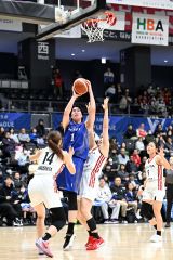 【アイシンウィングス―トヨタ自動車アンテロープス】第2クオーター、アイシンの渡嘉敷来夢がディフェンスをかわしながらシュートを放つ(15日)