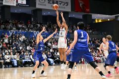 【アイシンウィングス―トヨタ自動車アンテロープス】第3クオーター、トヨタの田中平和(白色ユニホーム)がシュートを放つ(15日)