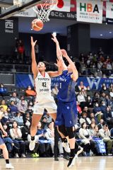 【アイシンウィングス―トヨタ自動車アンテロープス】第3クオーター、トヨタの田中平和(白色ユニホーム)がシュートを放つ(15日)