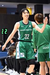 【日立ハイテククーガーズ―アランマーレ秋田】第2クオーター終盤、ベンチに引き上げる日立ハイテクの河村美侑(15日)