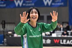 【日立ハイテククーガーズ―アランマーレ秋田】試合終了後、日立の河村美侑がスタンドからの声援に手を振って応える(15日)