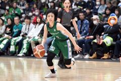 【日立ハイテククーガーズ―アランマーレ秋田】ドリブルでゴール前に攻め込む日立の河村美侑(15日)