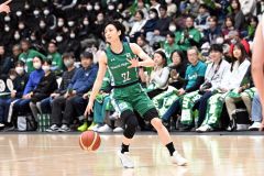 【日立ハイテククーガーズ―アランマーレ秋田】スタンドからの声援を受けながらドリブルで攻め上がる日立の河村美侑(15日)