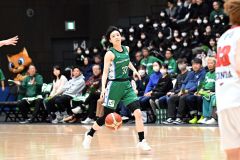 【日立ハイテククーガーズ―アランマーレ秋田】スタンドからの声援を受けながらドリブルで攻め上がる日立の河村美侑(15日)