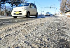 冬本番前にスリップ事故多発、「雨氷」でブラックアイスバーン　タイヤ点検も忘れずに