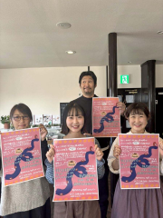 期間限定のスイーツマルシェを企した小川さん（前列左から２人目）と、マルシェ開催に協力する３店の店主