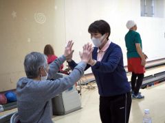 笑顔でハイタッチ