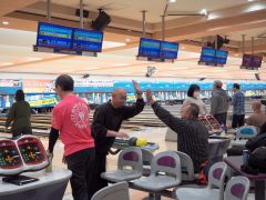 笑顔でハイタッチ