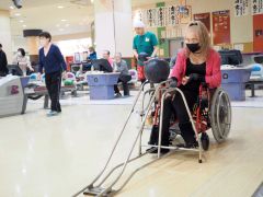 補助具を使ってボールを転がす島代表