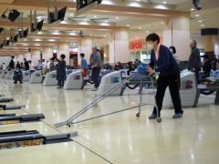 補助具を使ってボールを転がす参加者