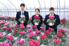 鉢花販売会をＰＲする（右から）辻本さん、藤田さん、杉本さん