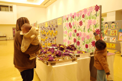 町内１８団体と１３個人の５４９点が並ぶ