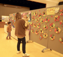 町内１８団体と１３個人の５４９点が並ぶ