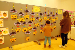 町内１８団体と１３個人の５４９点が並ぶ