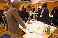 こども園から高校までの職員らが集まり、グループワークで意見交換する様子