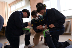 ラップを使った圧迫止血に挑戦する生徒たち