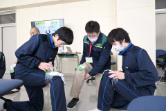 ラップを使った圧迫止血に挑戦する生徒たち