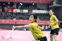 低い球を跳ね返す長原選手