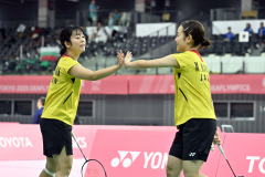 鎌田選手（右）とハイタッチを交わす長原選手