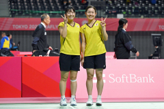 予選グループ１位で決勝トーナメント進出を決めた（左から）長原選手と鎌田選手