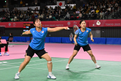 予選グループ初戦を戦う（左から）長原選手と鎌田選手（塩原真撮影）