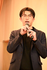 講演する安達さん