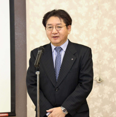 あいさつする中村道薬剤師会十勝支部長