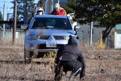 市街地のヒグマ出没を想定して行われた緊急銃猟による合同訓練（須貝拓也撮影）