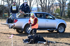 市街地のヒグマ出没を想定して行われた緊急銃猟による合同訓練（須貝拓也撮影）